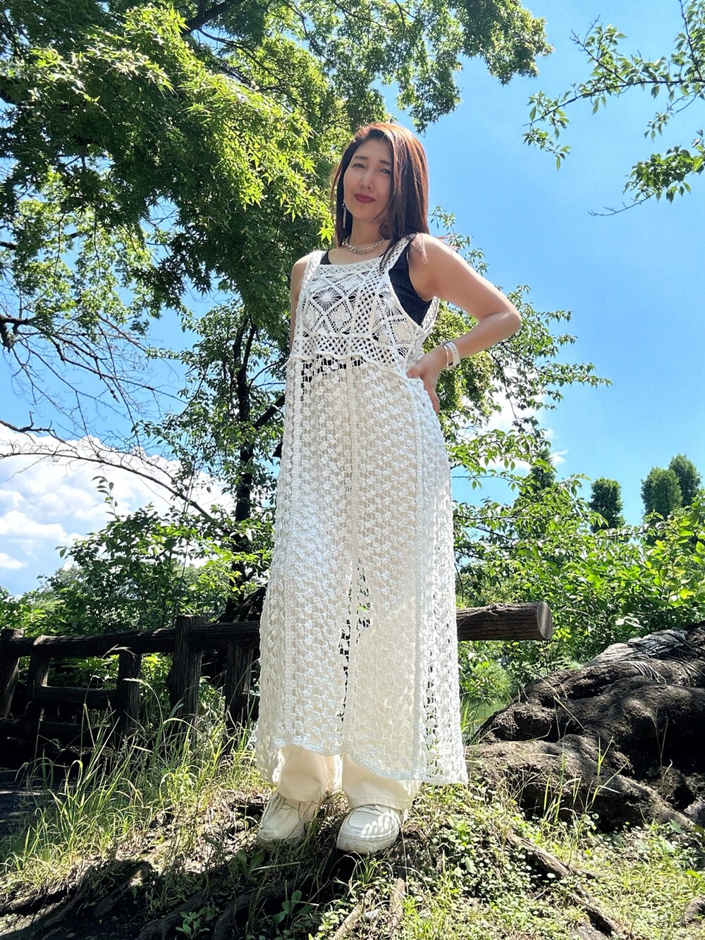 ホワイト系のカーディガン/ボレロ、ホワイト系のデニムパンツ、シルバー系のピアス（両耳用）を着用したレディースの夏コーディネートの5枚目の写真