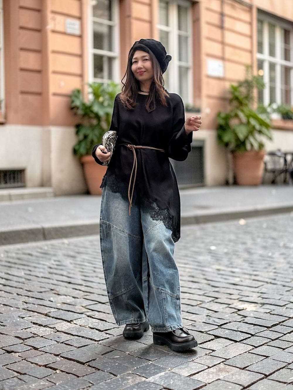 ブラック系のシャツ/ブラウス、ブルー系のデニムパンツ、その他のショルダーバッグを着用したレディースの春コーディネートの2枚目の写真