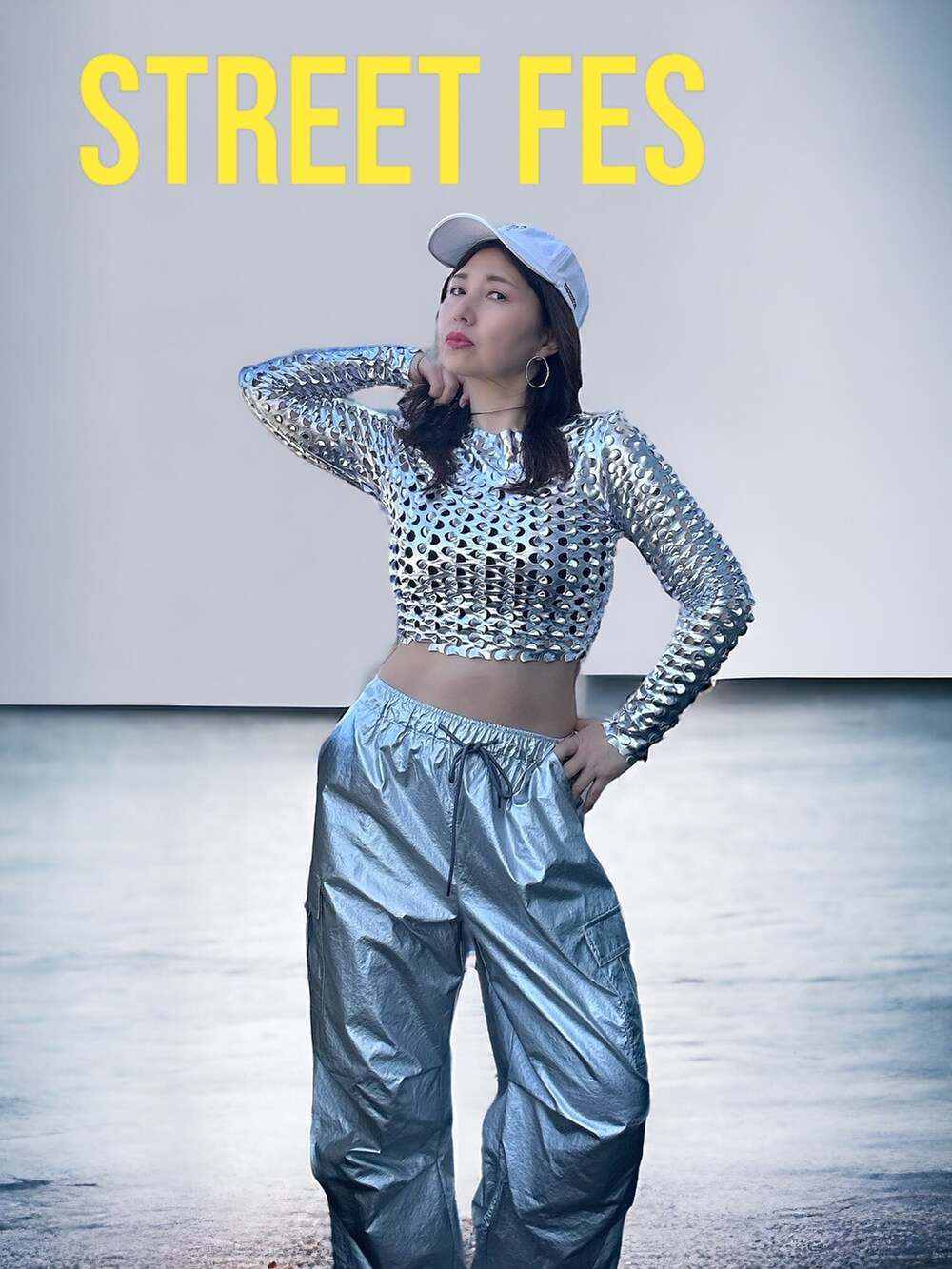 シルバー系のトップス、ホワイト系のベスト、ホワイト系のダウンベストを着用したレディースの春コーディネートの2枚目の写真