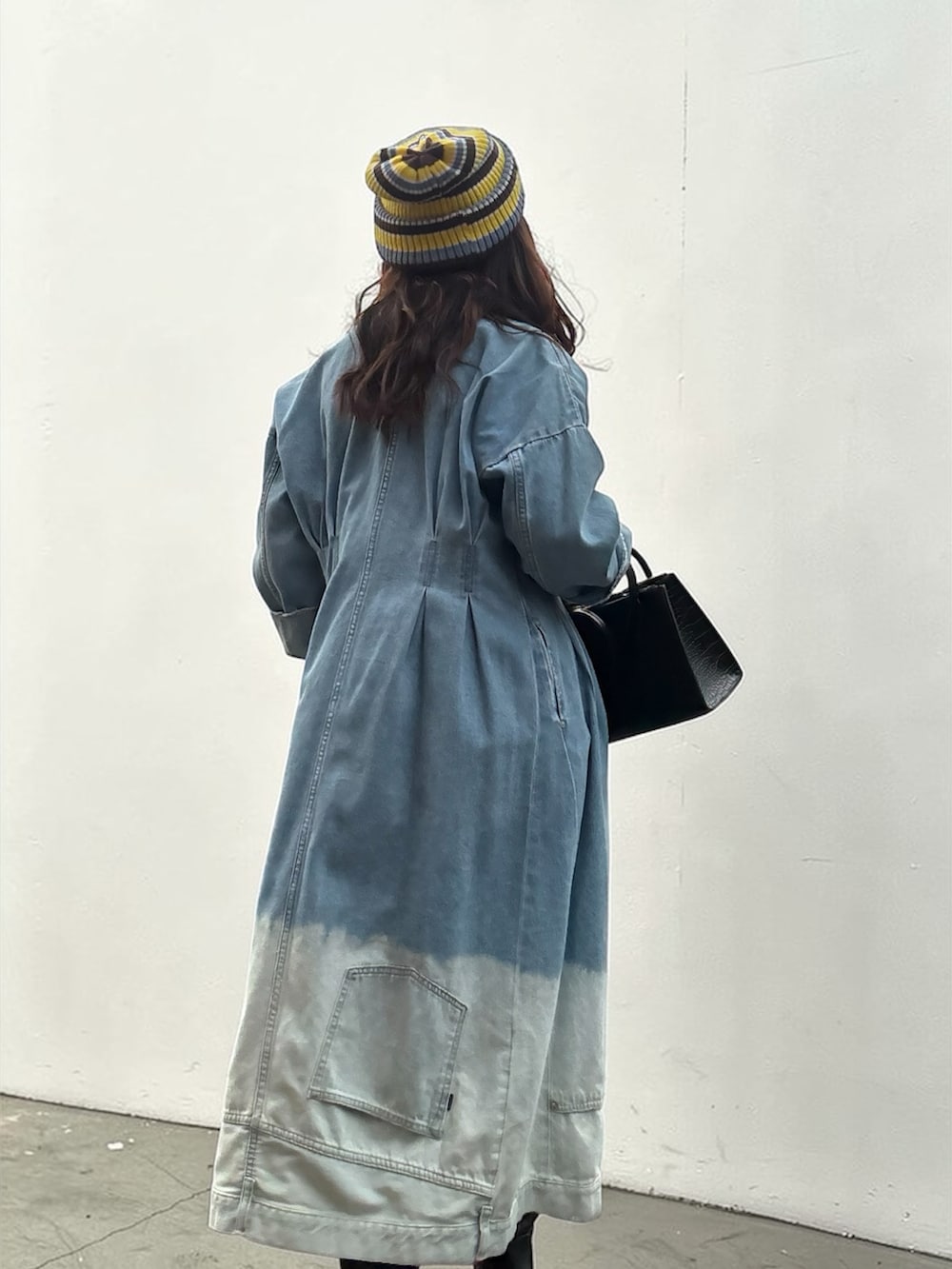 ブルー系のスウェット、グレー系のパンツ、ブルー系のシャツワンピースを着用したレディースの春コーディネートの2枚目の写真