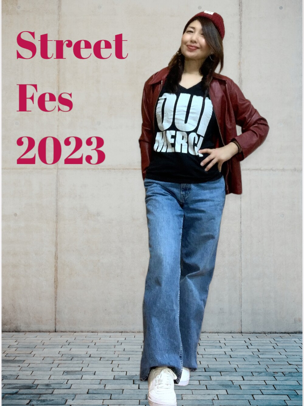 ブルー系のデニムパンツ、ホワイト系のスニーカー、ブラック系のTシャツ/カットソーを着用したレディースの冬コーディネートの3枚目の写真