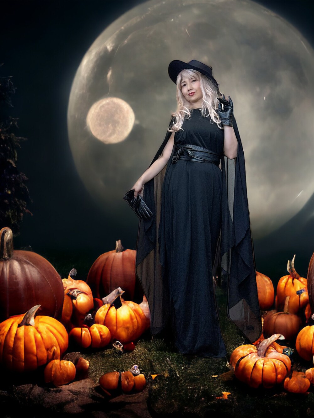 ブラック系のワンピース/ドレス、ブラック系のブーツ、ブルー系のハットを着用したレディースの秋コーディネートの2枚目の写真