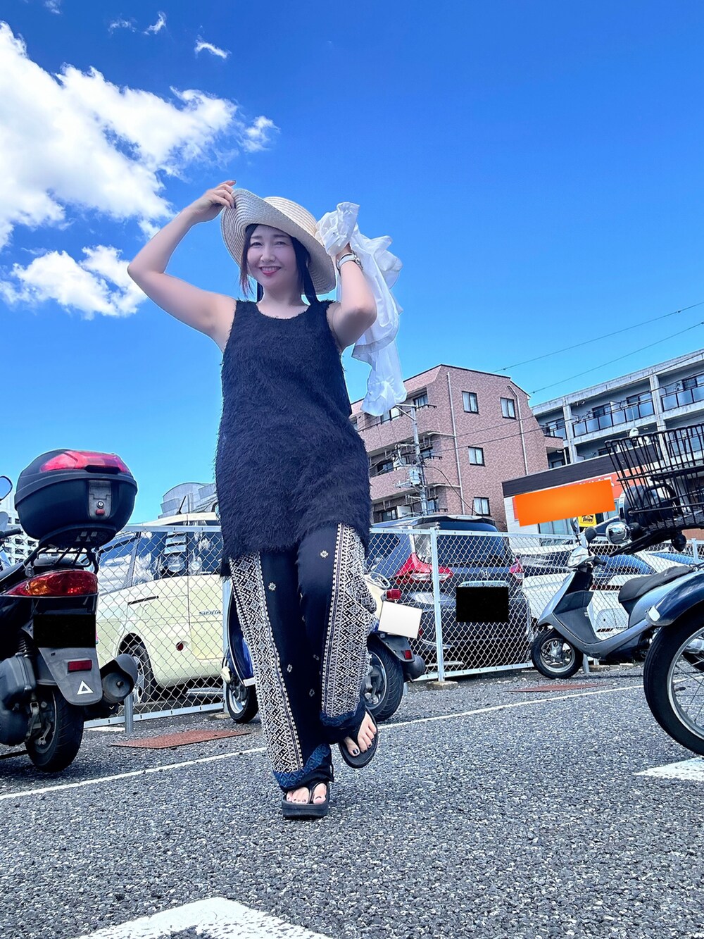 ブラック系のその他パンツ、ブラック系のTシャツ/カットソー、ブラック系のサンダルを着用したレディースの夏コーディネートの2枚目の写真