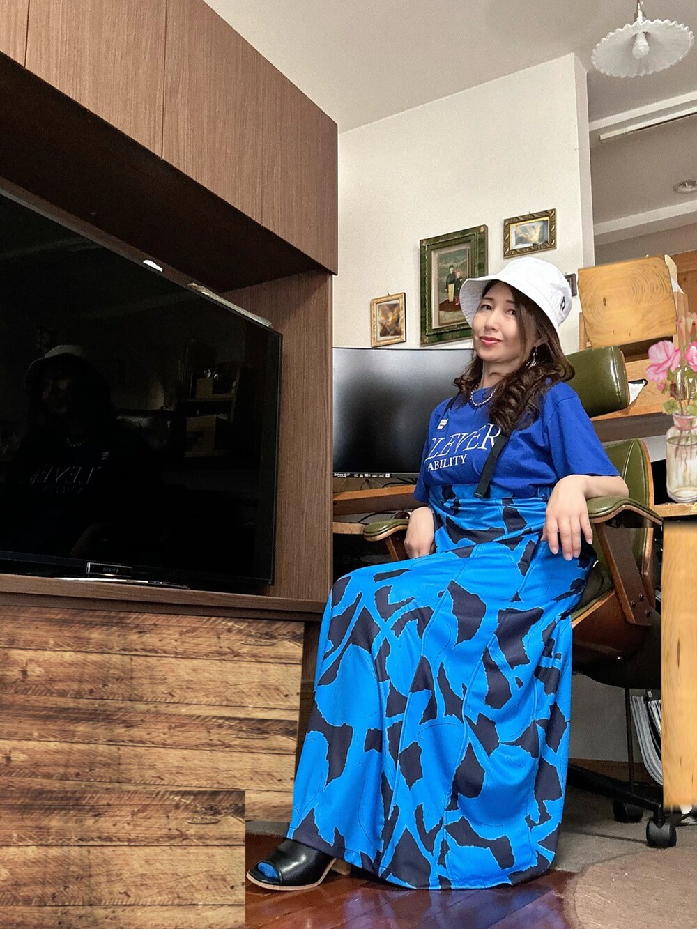 ブルー系のワンピース/ドレス、ブルー系のトートバッグ、ブラック系のハンチング/ベレー帽を着用したレディースの春コーディネートの5枚目の写真