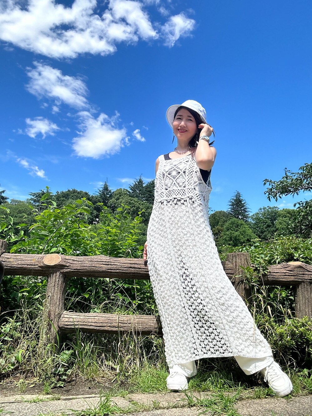 ホワイト系のカーディガン/ボレロ、ホワイト系のデニムパンツ、シルバー系のピアス（両耳用）を着用したレディースの夏コーディネートの2枚目の写真