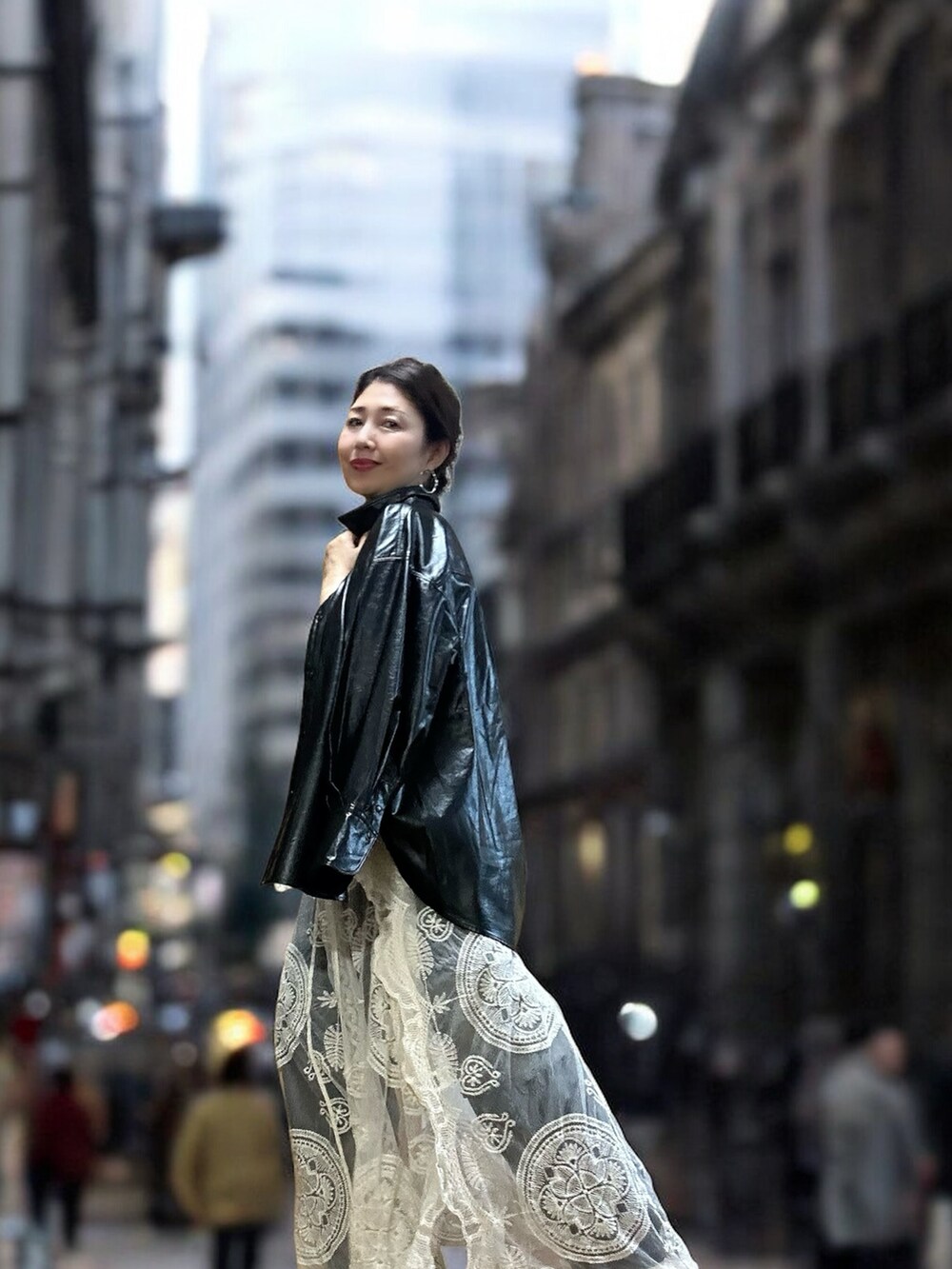 ブラック系のシャツ/ブラウス、その他のデニムパンツ、ホワイト系のベストを着用したレディースの秋コーディネートの2枚目の写真