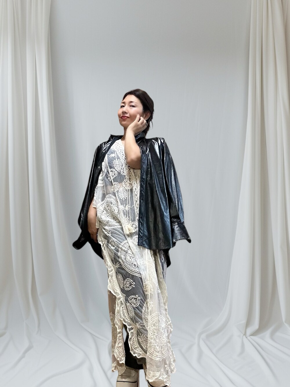 ブラック系のシャツ/ブラウス、その他のデニムパンツ、ホワイト系のベストを着用したレディースの秋コーディネートの4枚目の写真