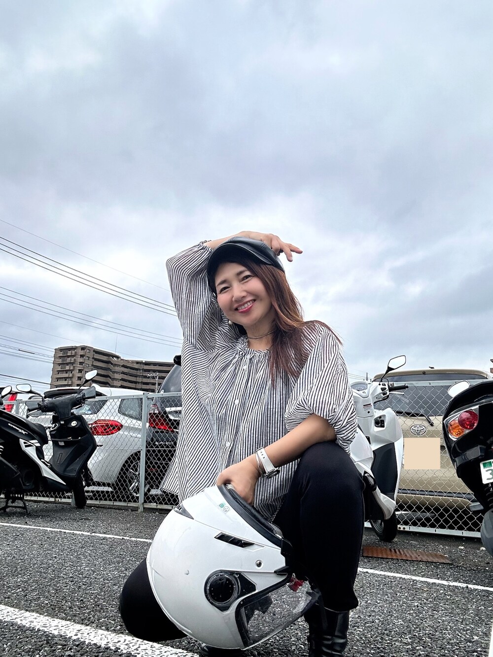 ブラック系のシャツ/ブラウス、ブラック系のブーツ、ブラック系のハンチング/ベレー帽を着用したレディースの秋コーディネートの3枚目の写真