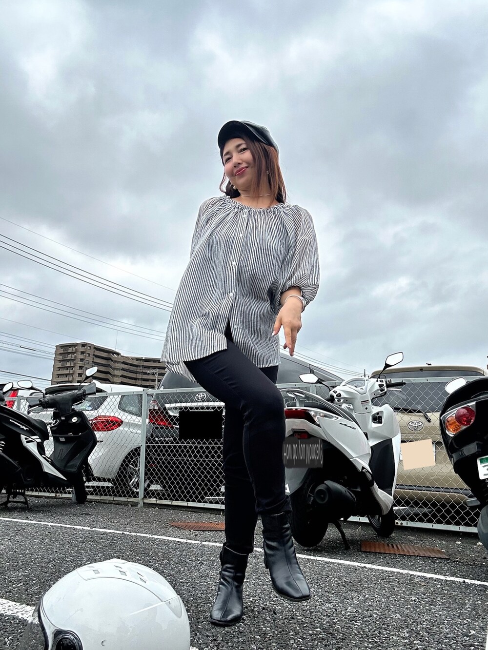 ブラック系のシャツ/ブラウス、ブラック系のブーツ、ブラック系のハンチング/ベレー帽を着用したレディースの秋コーディネートの4枚目の写真