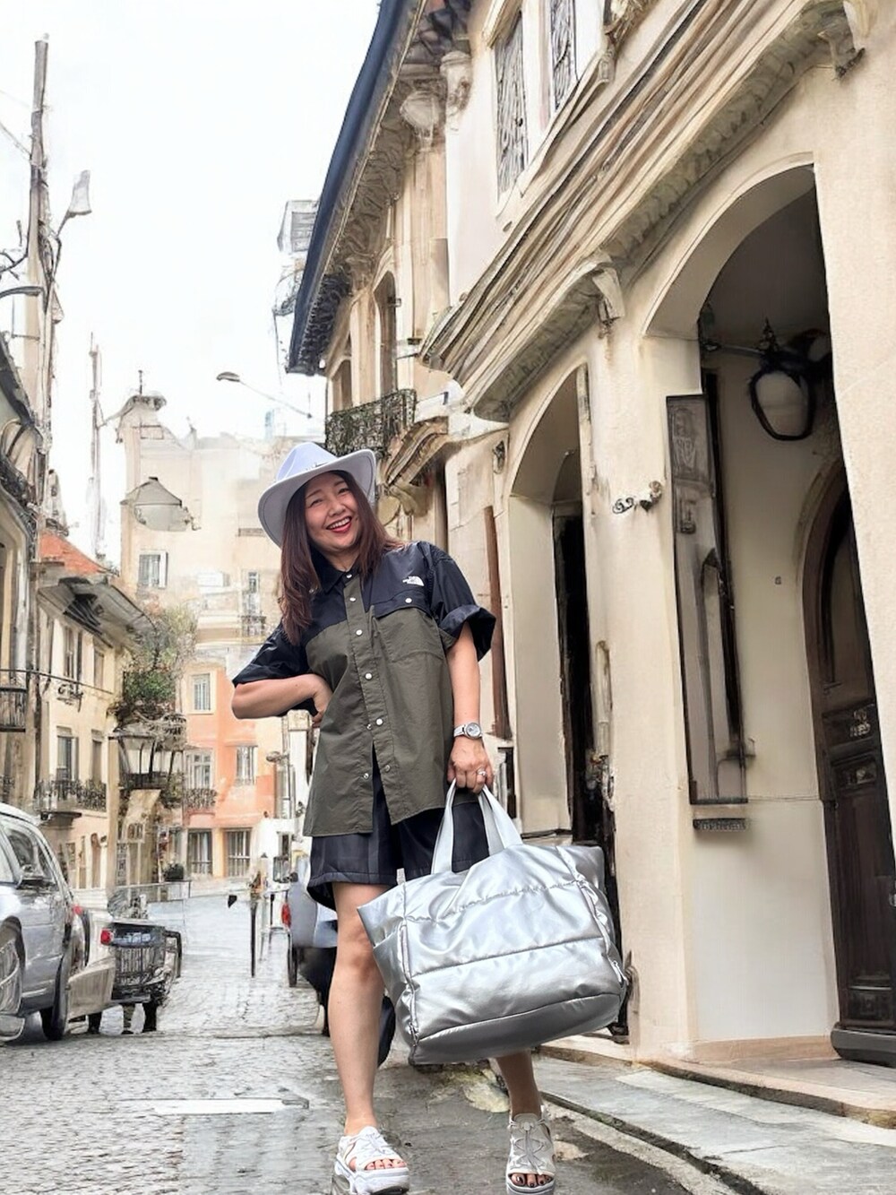 グリーン系のシャツ/ブラウス、ブラック系のその他パンツ、ホワイト系のサンダルを着用したレディースの夏コーディネートの3枚目の写真