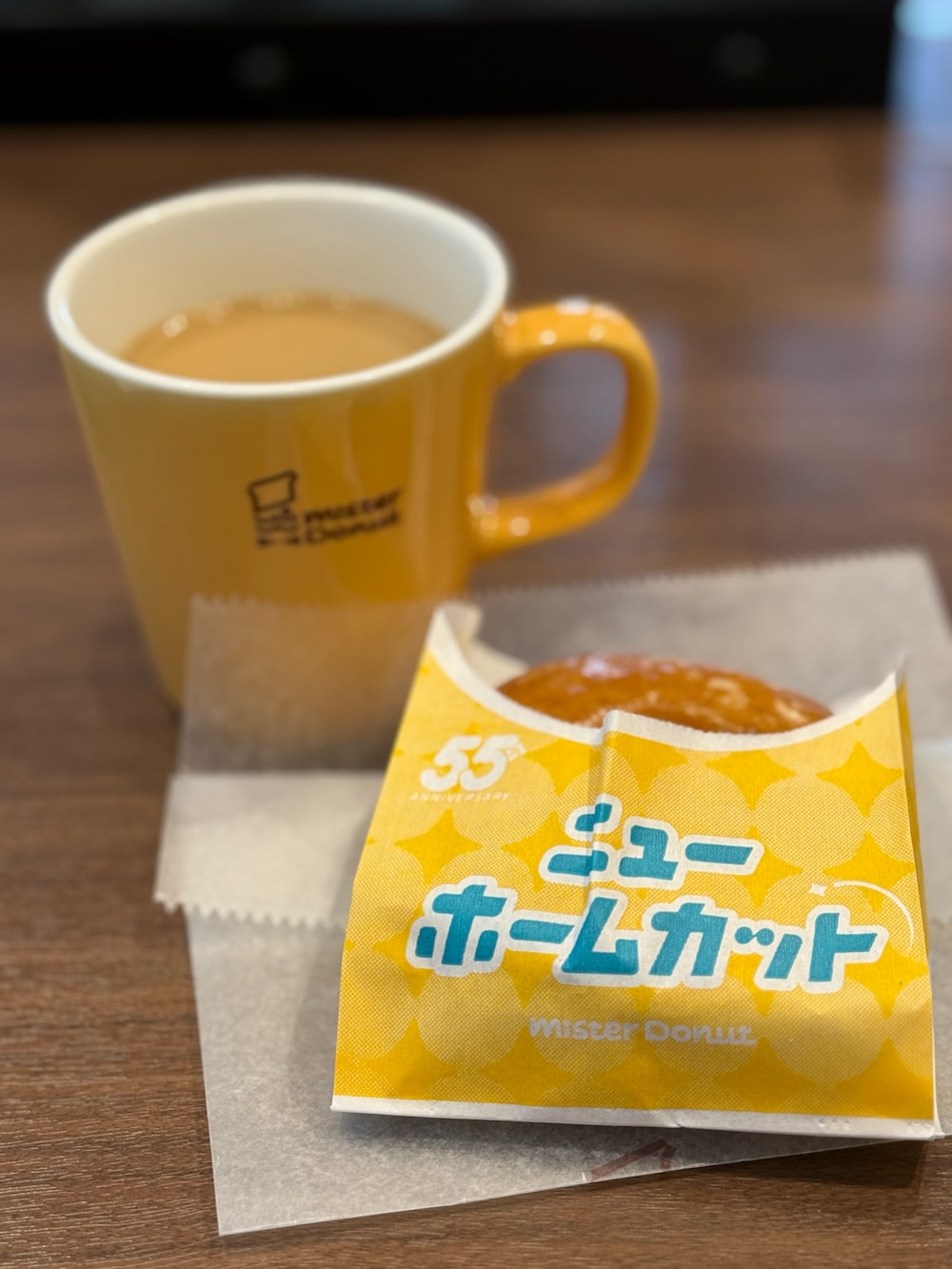 ブラック系のショルダーバッグ、ホワイト系のスラックス、ブラック系のパンプスを着用したレディースの夏コーディネートの5枚目の写真