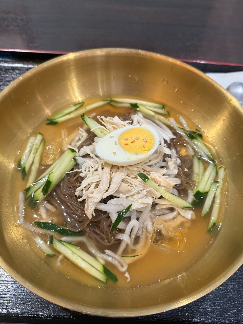 イエロー系のスニーカー、ホワイト系のシャツ/ブラウス、ブラック系のシャツ/ブラウスを着用したレディースの夏コーディネートの4枚目の写真