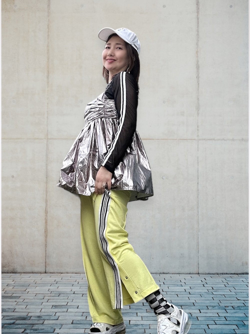 シルバー系のキャミソール、ブラック系のトップス、イエロー系のその他パンツを着用したレディースの春コーディネートの2枚目の写真