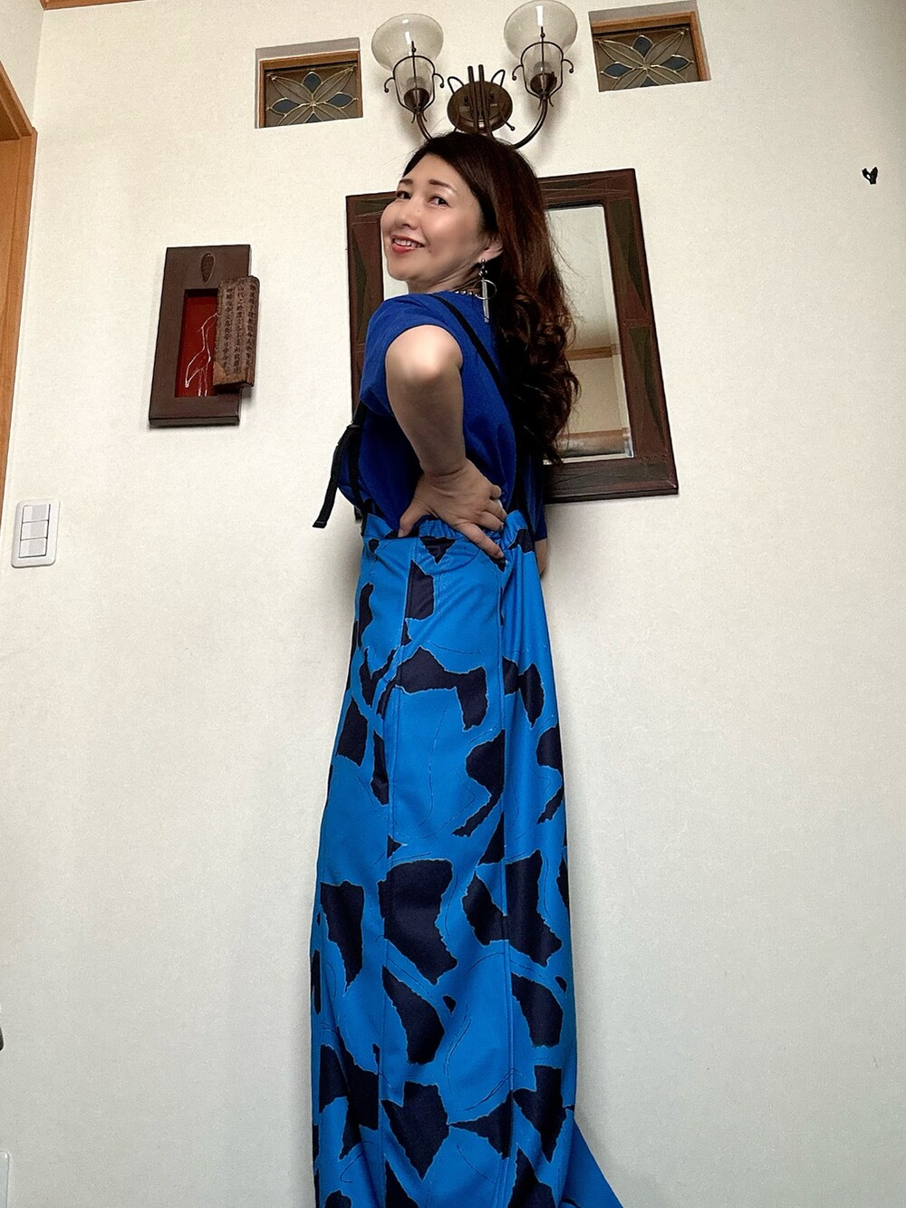 ブルー系のワンピース/ドレス、ブルー系のトートバッグ、ブラック系のハンチング/ベレー帽を着用したレディースの春コーディネートの4枚目の写真