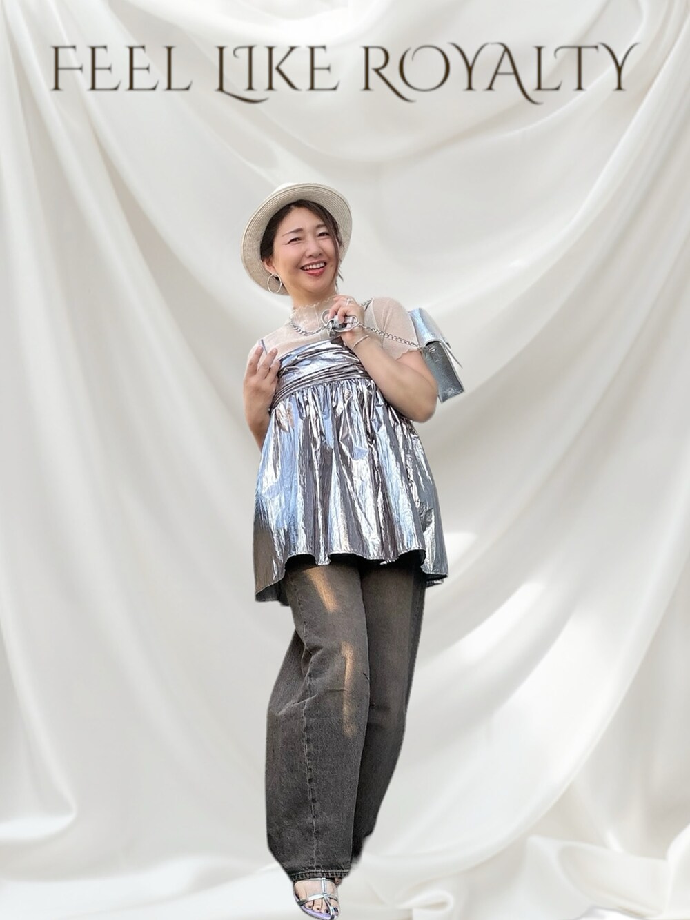 シルバー系のキャミソール、その他のデニムパンツ、シルバー系のショルダーバッグを着用したレディースの秋コーディネートの3枚目の写真
