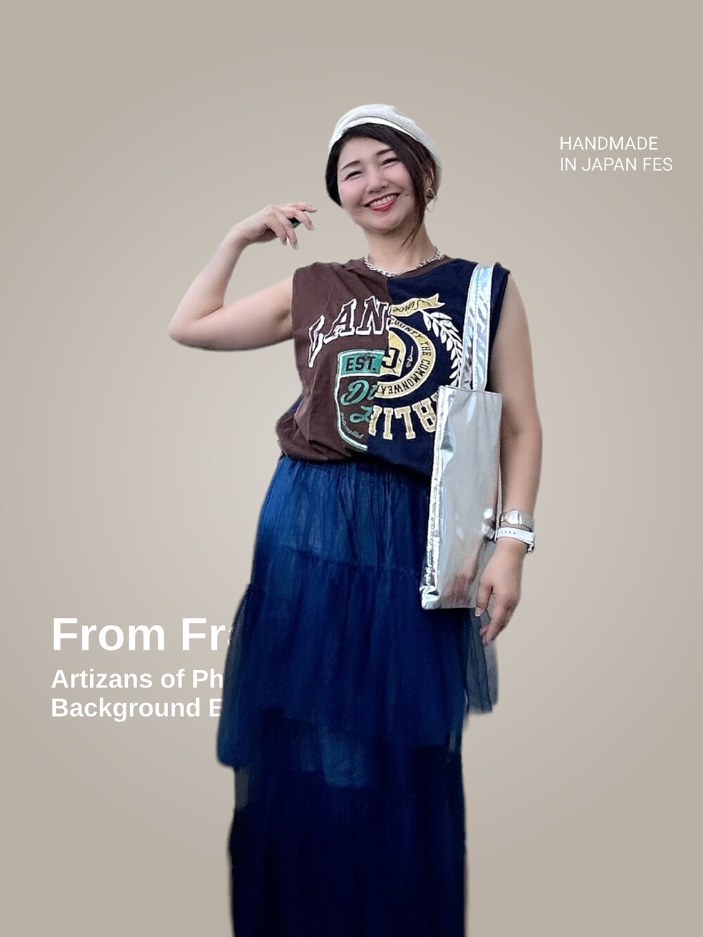 ホワイト系のスニーカー、グレー系のTシャツ/カットソー、ブルー系のデニムパンツを着用したレディースの秋コーディネートの2枚目の写真