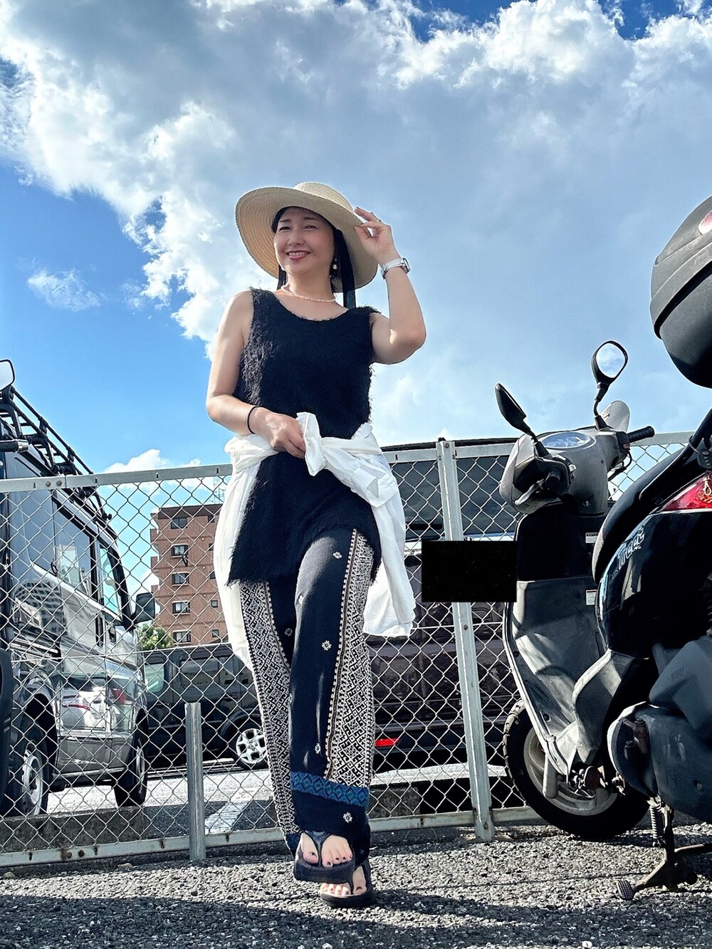 ブラック系のその他パンツ、ブラック系のTシャツ/カットソー、ブラック系のサンダルを着用したレディースの夏コーディネートの4枚目の写真