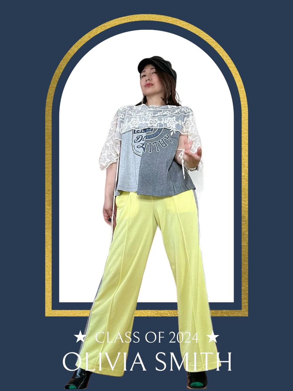 イエロー系のその他パンツ、ホワイト系のサンダル、グレー系のTシャツ/カットソーを着用したレディースの春コーディネートの3枚目の写真