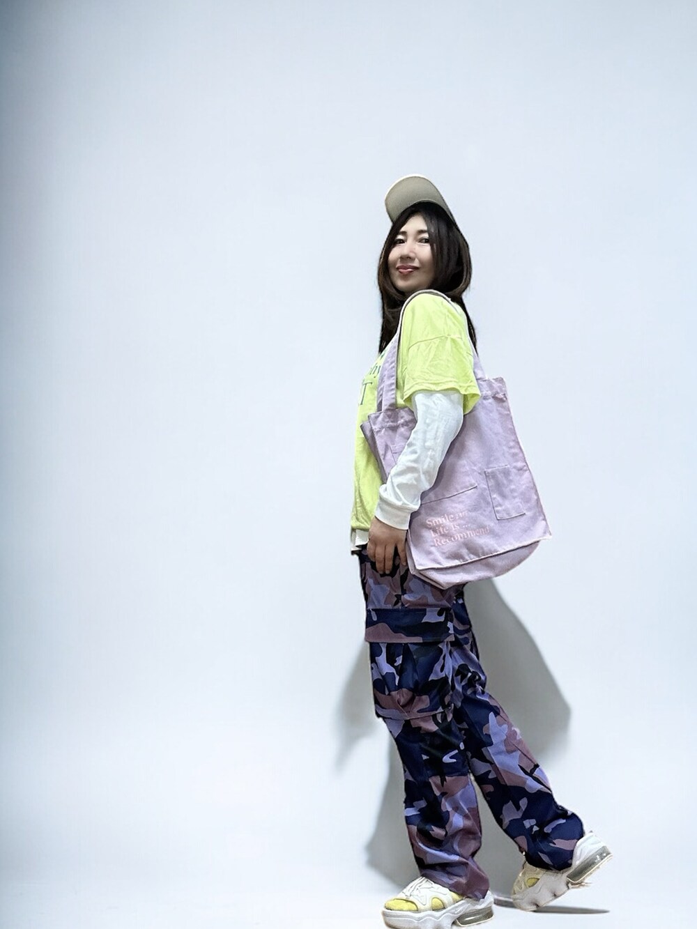 パープル系のカーゴパンツ、イエロー系のTシャツ/カットソー、シルバー系のショルダーバッグを着用したレディースの春コーディネートの3枚目の写真