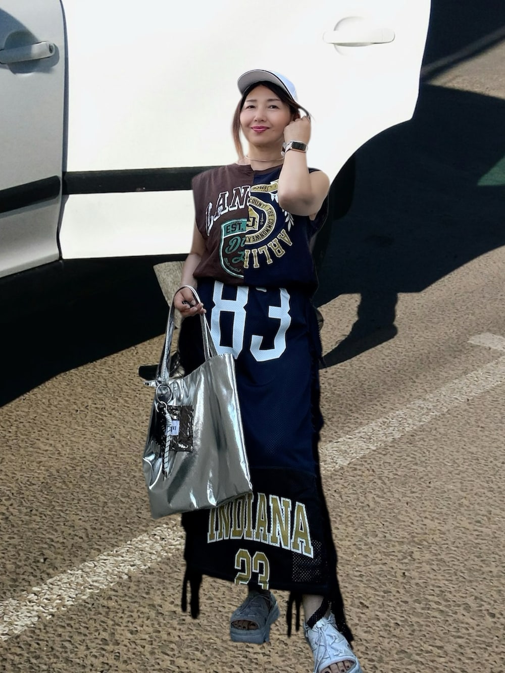 ブルー系のスカート、グレー系のTシャツ/カットソー、ホワイト系のサンダルを着用したレディースの夏コーディネートの3枚目の写真