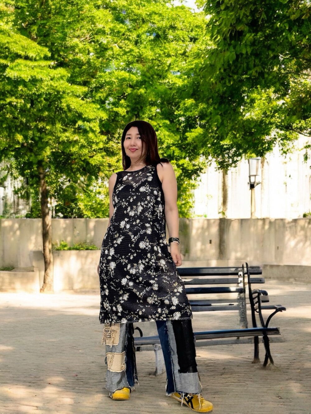 イエロー系のスニーカー、ホワイト系のシャツ/ブラウス、ブラック系のシャツ/ブラウスを着用したレディースの夏コーディネートの2枚目の写真