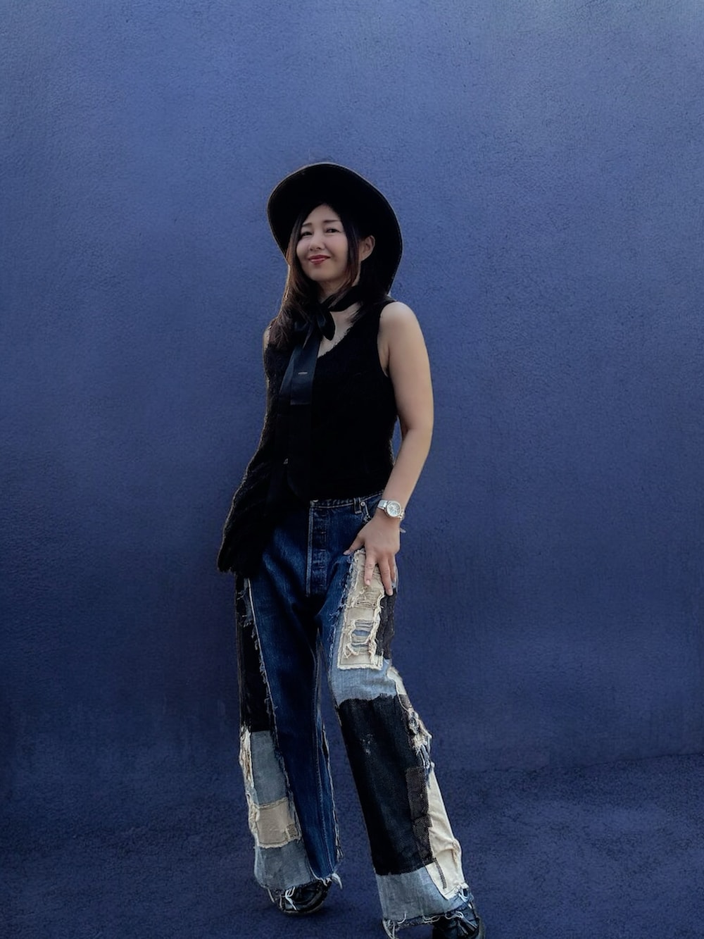 ブラック系のTシャツ/カットソー、ブルー系のデニムパンツ、ブラック系のローファーを着用したレディースの春コーディネートの2枚目の写真