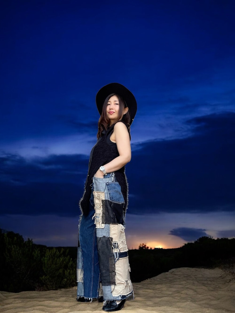 ブラック系のTシャツ/カットソー、ブルー系のデニムパンツ、ブラック系のローファーを着用したレディースの春コーディネートの3枚目の写真