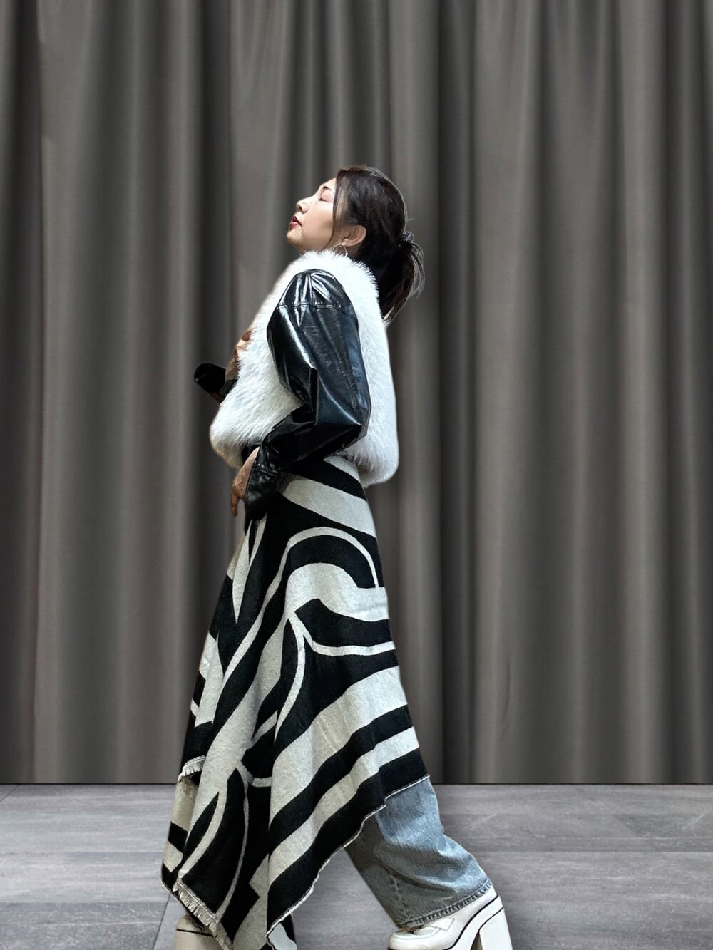 ブラック系のシャツ/ブラウス、その他のデニムパンツ、ホワイト系のベストを着用したレディースの秋コーディネートの3枚目の写真