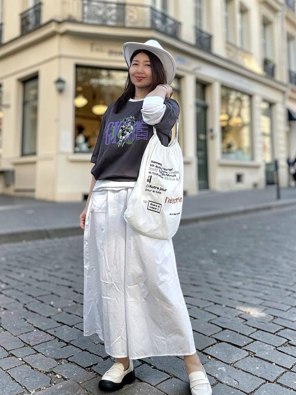 ホワイト系のトートバッグ、ホワイト系のローファー、グレー系のTシャツ/カットソーを着用したレディースの春コーディネートの3枚目の写真