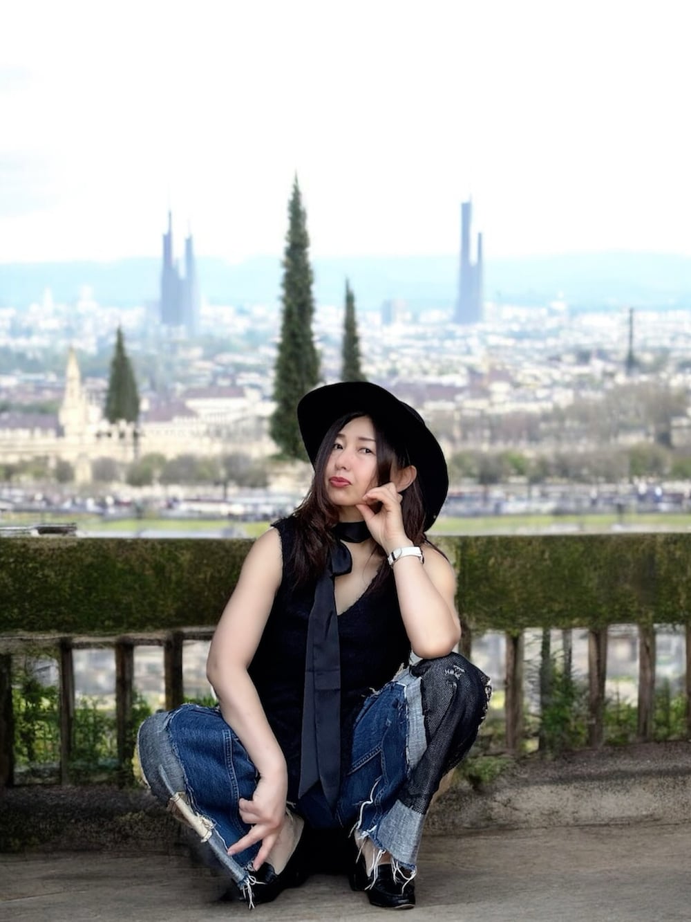 ブラック系のTシャツ/カットソー、ブルー系のデニムパンツ、ブラック系のローファーを着用したレディースの春コーディネートの4枚目の写真