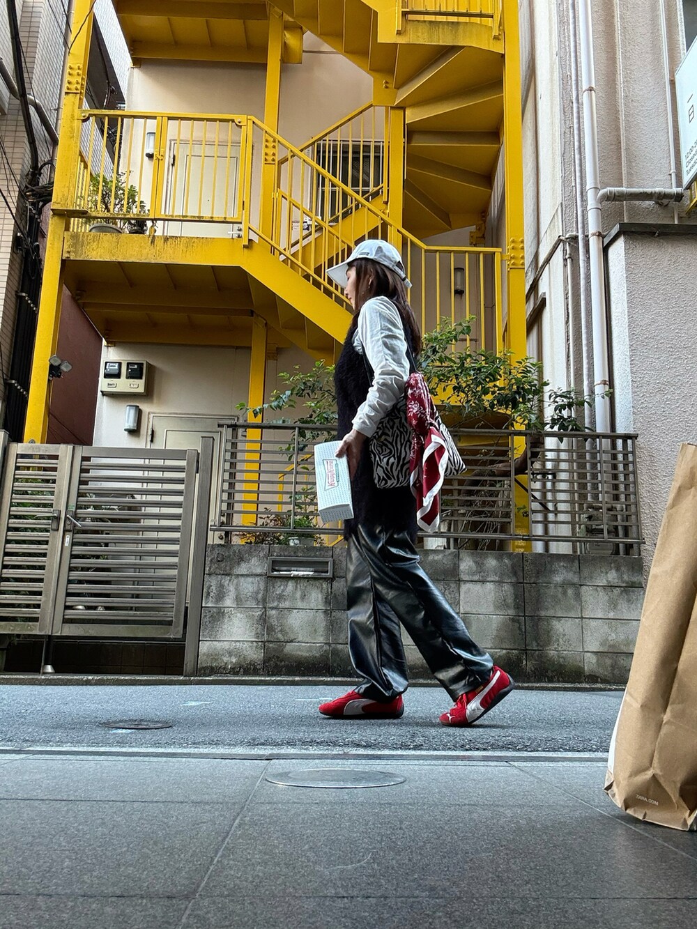 レッド系のスニーカー、ブラック系のTシャツ/カットソー、ホワイト系のTシャツ/カットソーを着用したレディースの春コーディネートの4枚目の写真