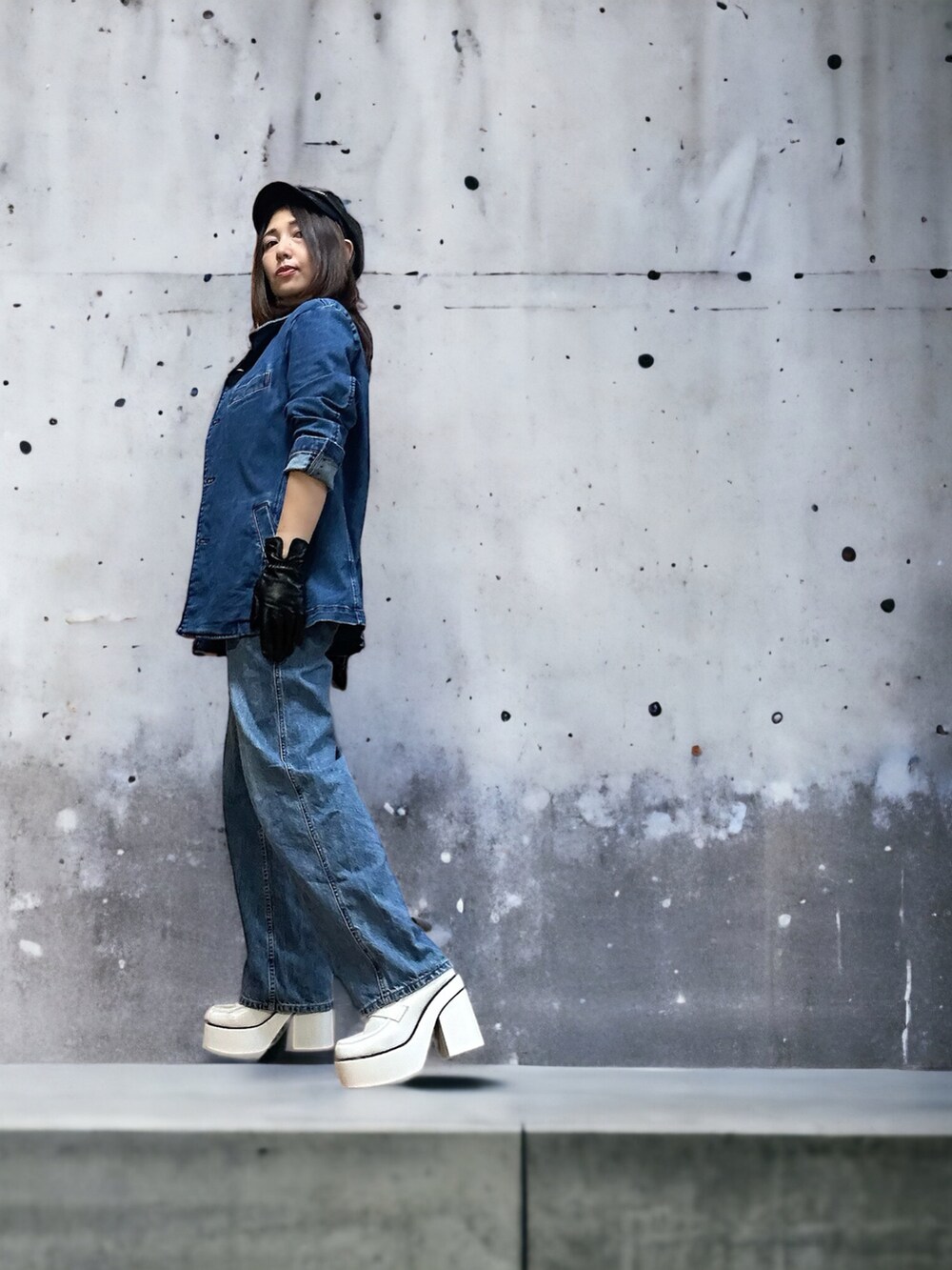 ホワイト系のドレスシューズ、ブルー系のデニムパンツ、ブルー系のデニムジャケットを着用したレディースの秋コーディネートの2枚目の写真