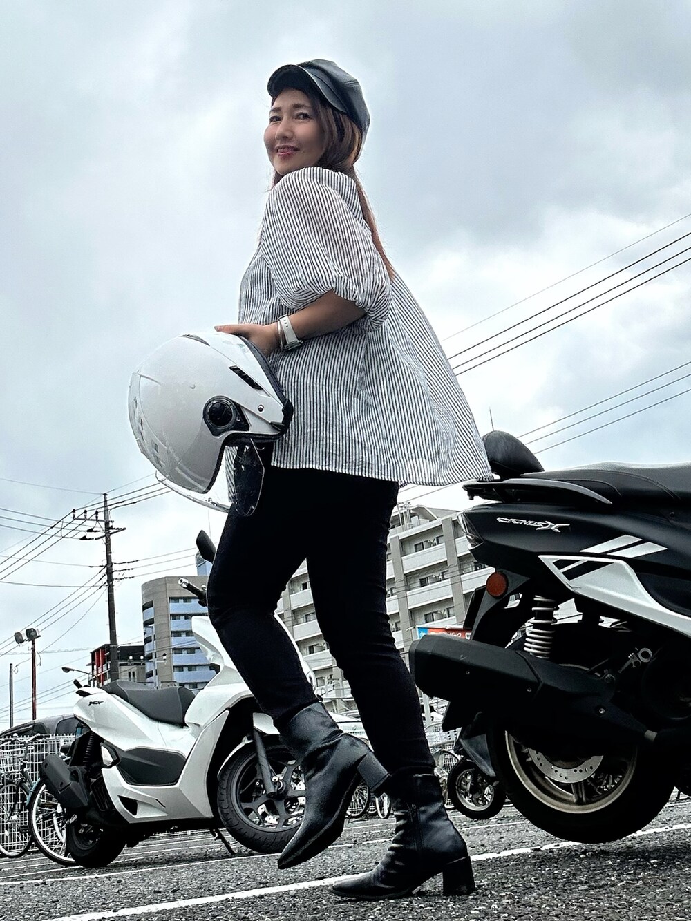 ブラック系のシャツ/ブラウス、ブラック系のブーツ、ブラック系のハンチング/ベレー帽を着用したレディースの秋コーディネートの2枚目の写真