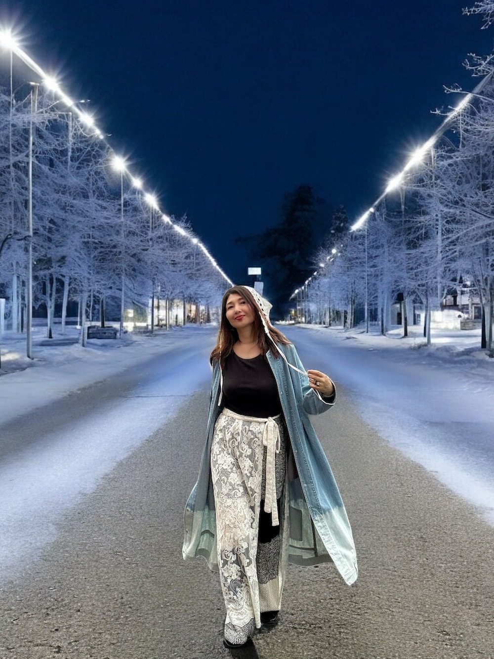 ホワイト系のスカート、グレー系のその他パンツ、ブルー系のジャケット/アウターを着用したレディースの夏コーディネートの4枚目の写真