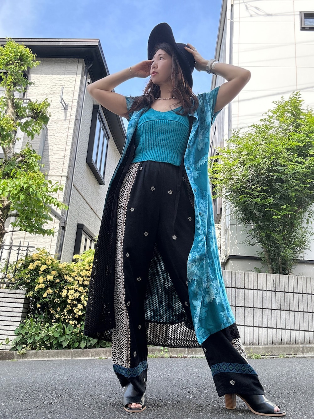 ブルー系のキャミソール、ブラック系のその他パンツ、ブラック系のサンダルを着用したレディースの夏コーディネートの3枚目の写真