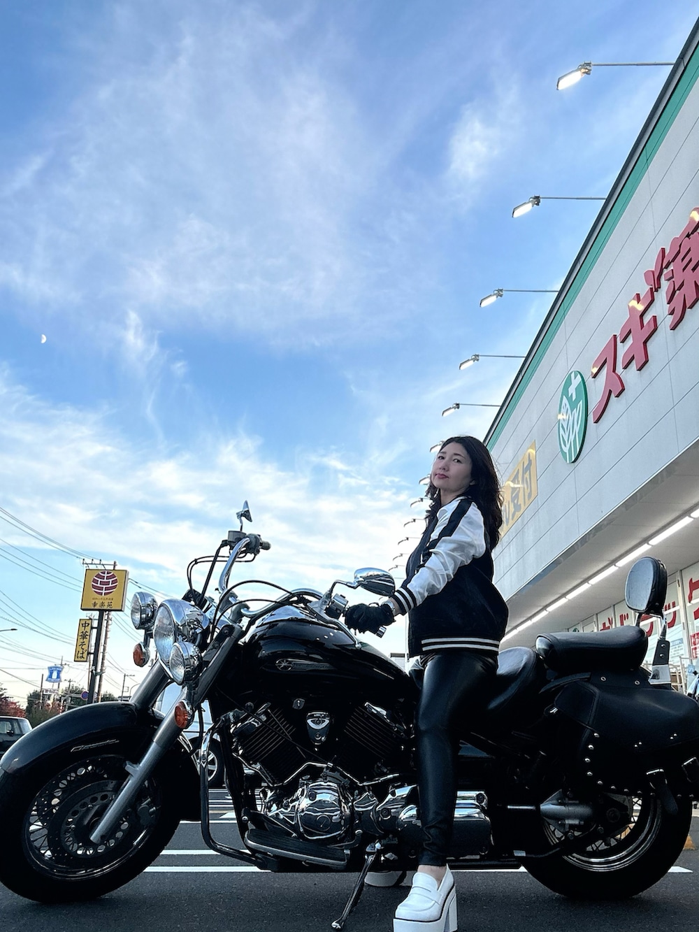 ブラック系のトップス、ブラック系のパンツ、ホワイト系のドレスシューズを着用したレディースの冬コーディネートの2枚目の写真