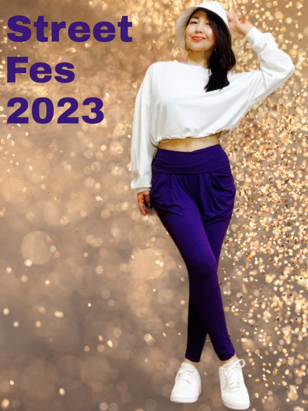 ホワイト系のトップス、ホワイト系のスニーカー、パープル系のパンツを着用したレディースの冬コーディネートの3枚目の写真