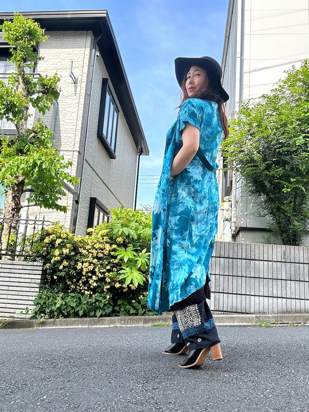 ブルー系のキャミソール、ブラック系のその他パンツ、ブラック系のサンダルを着用したレディースの夏コーディネートの4枚目の写真