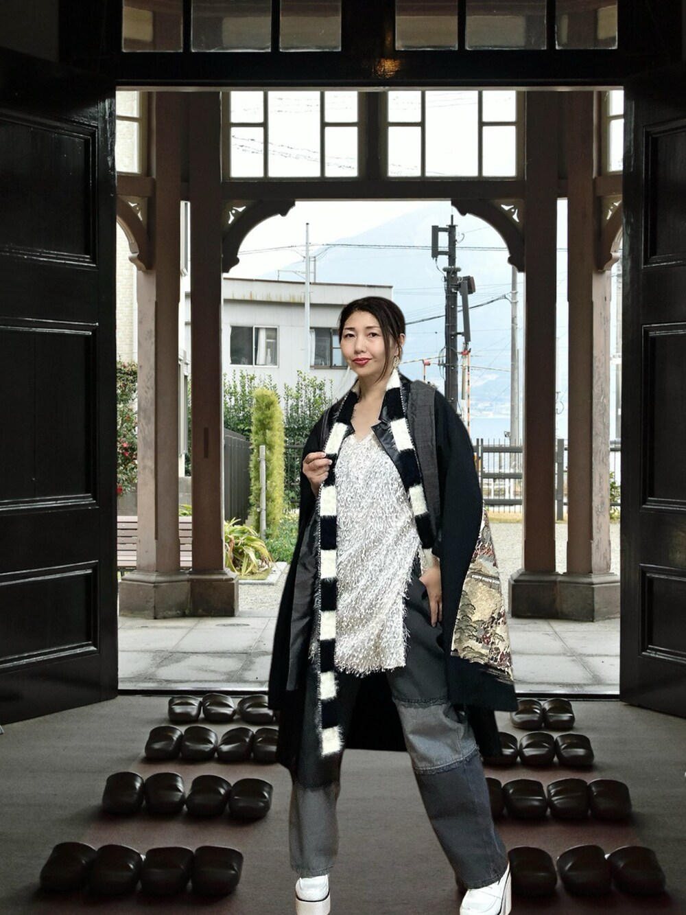 「冬コーデ、マント、和服、着物、デニム、ローファー」｜「🐅キノア🐅のアイテム（着物、ブラック系）」を使った、toshikoshiさん（レディース・160cm）の冬コーディネートの5枚目の写真