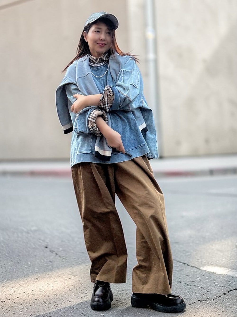 ブルー系のスウェット、ブルー系のトップス、ブラウン系のシャツ/ブラウスを着用したレディースの春コーディネートの2枚目の写真