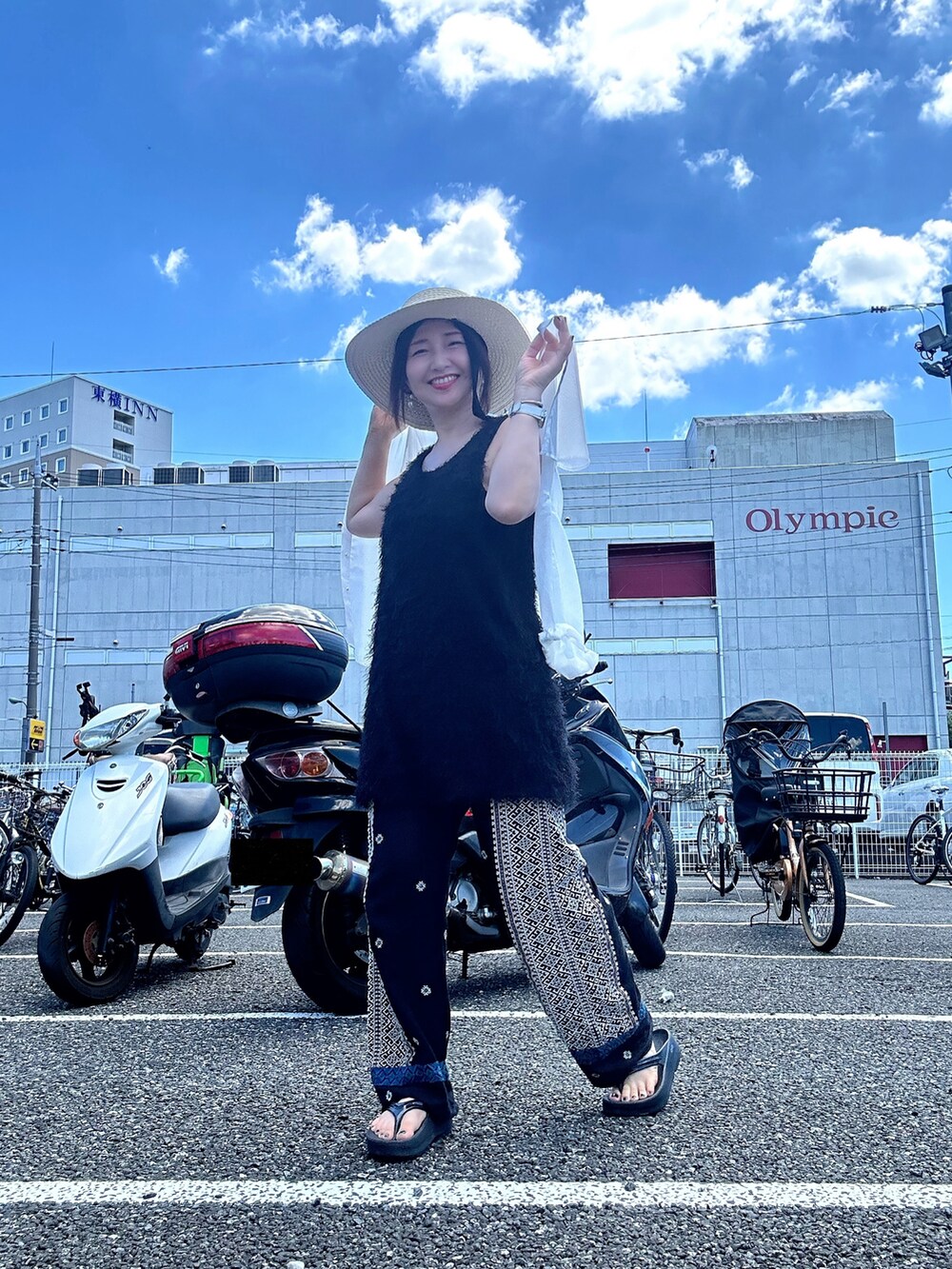 ブラック系のその他パンツ、ブラック系のTシャツ/カットソー、ブラック系のサンダルを着用したレディースの夏コーディネートの5枚目の写真