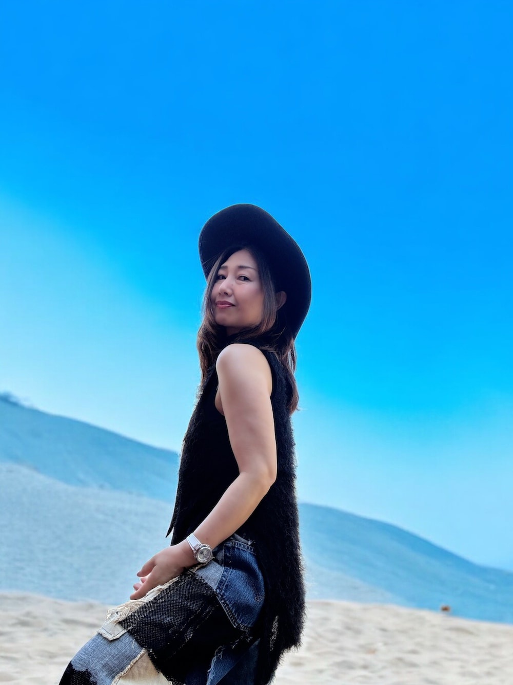 ブラック系のTシャツ/カットソー、ブルー系のデニムパンツ、ブラック系のローファーを着用したレディースの春コーディネートの5枚目の写真