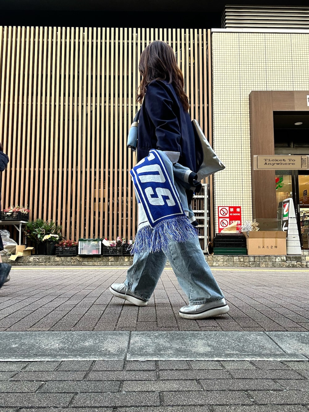 ブルー系のテーラードジャケット、シルバー系のスニーカー、ブルー系のスウェットを着用したレディースの冬コーディネートの3枚目の写真