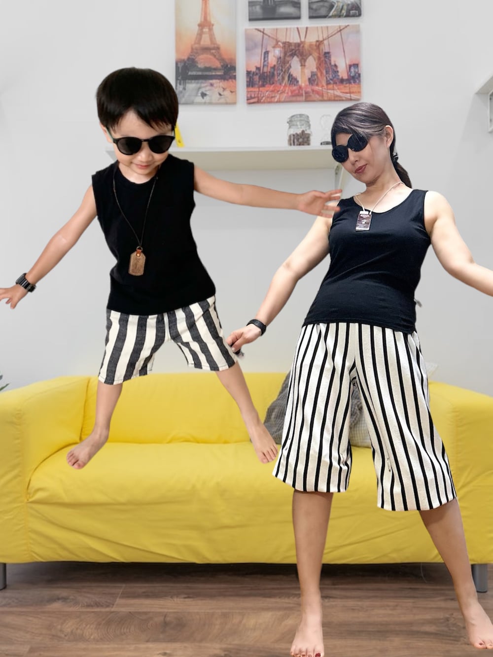 ベージュ系のトートバッグ、ホワイト系のその他パンツ、ホワイト系のベストを着用したレディースの夏コーディネートの2枚目の写真