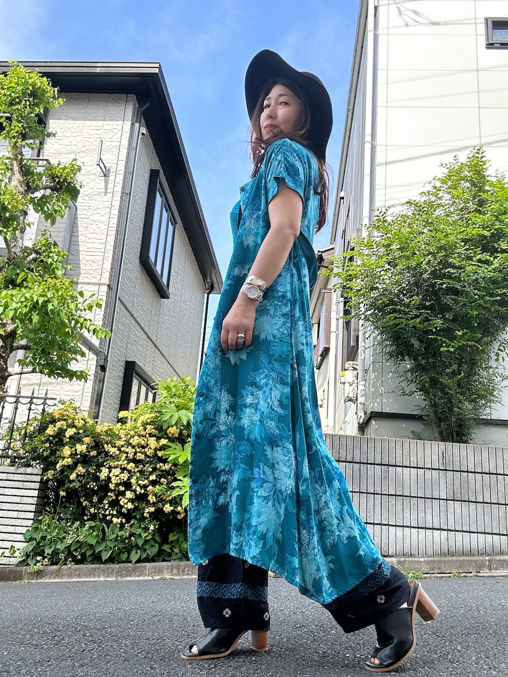 ブルー系のキャミソール、ブラック系のその他パンツ、ブラック系のサンダルを着用したレディースの夏コーディネートの2枚目の写真