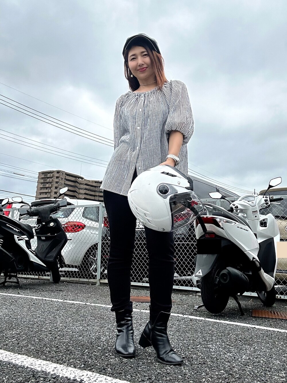 ブラック系のシャツ/ブラウス、ブラック系のブーツ、ブラック系のハンチング/ベレー帽を着用したレディースの秋コーディネートの5枚目の写真