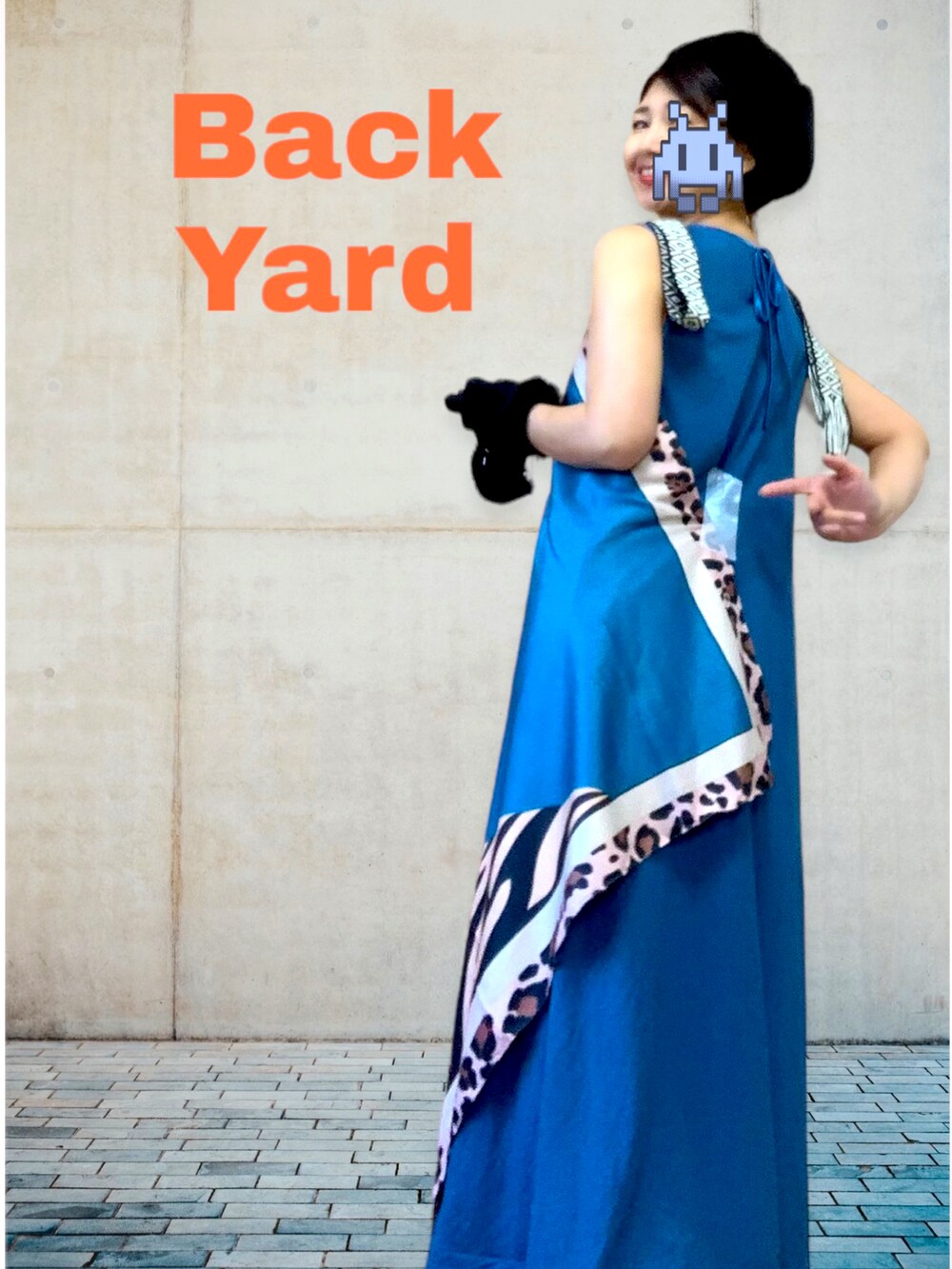 ブルー系のワンピース、レッド系のパンツ、ブラック系のブーツを着用したレディースの秋コーディネートの2枚目の写真