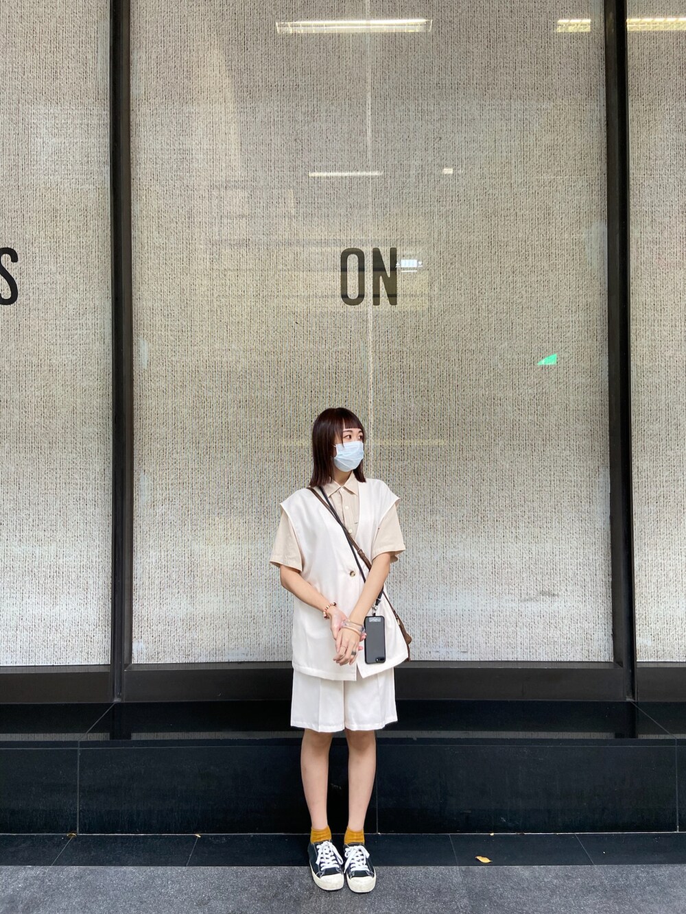 ブラック系のシューズ、ベージュ系のスーツセット、ブラック系のその他小物を着用したレディースの秋コーディネートの3枚目の写真