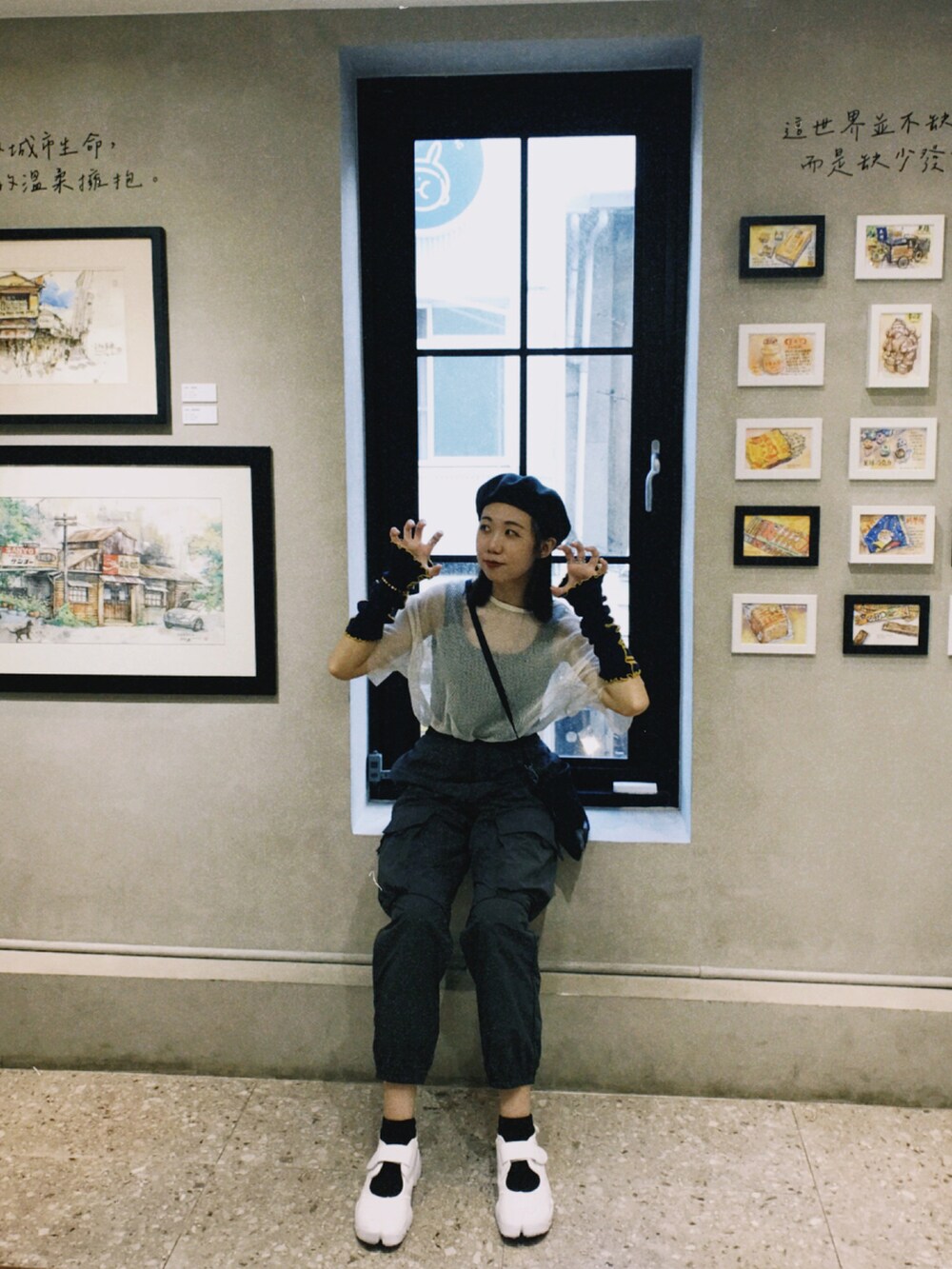 グレー系のチノパンツ、その他のイヤーマフを着用したレディースの冬コーディネートの2枚目の写真