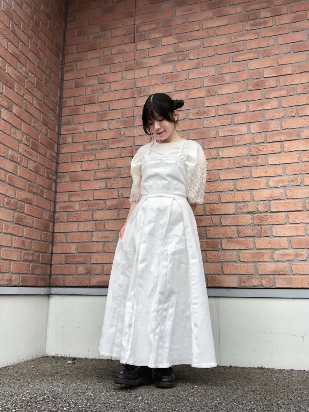 ホワイト系のワンピース、ホワイト系のTシャツ/カットソーを着用したレディースの夏コーディネートの3枚目の写真